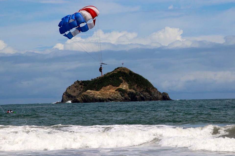 Parasailing, Things to do in Manuel Antonio, Costa Rica – Costa Rica Tours