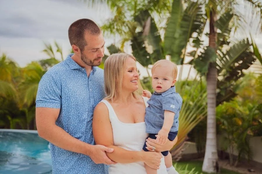 Couple with Their Baby by a Pool During a Vacation Photo Session – Bookybee – Costa Rica Tours Couple with Their Baby by a Pool During a Vacation Photo Session – Costa Rica Tours